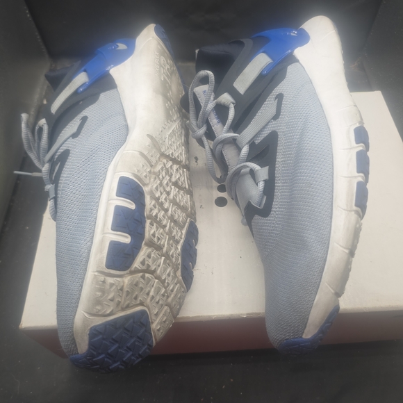 Nike Gray and Black Athletic Shoes - Picture 2 of 7